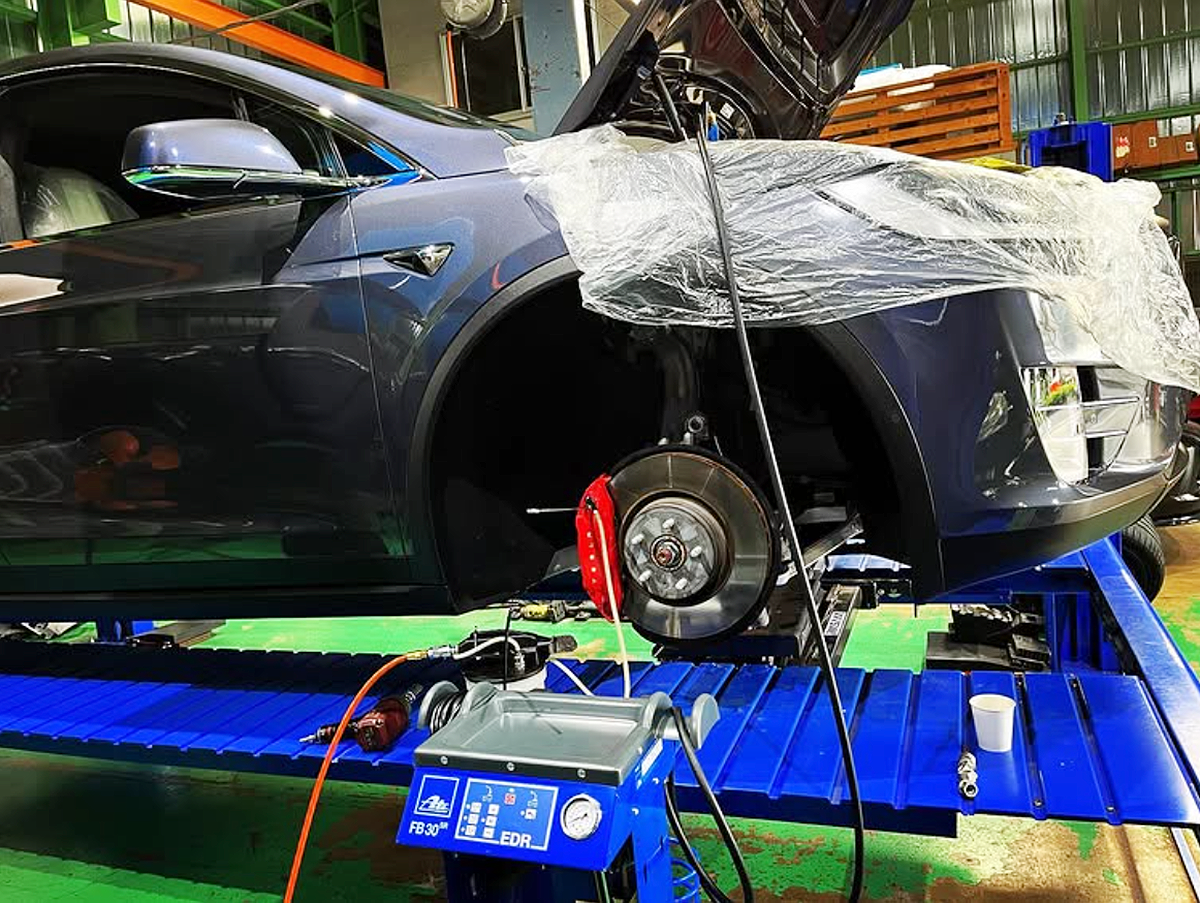 テスラモデルX ブレーキフルード交換