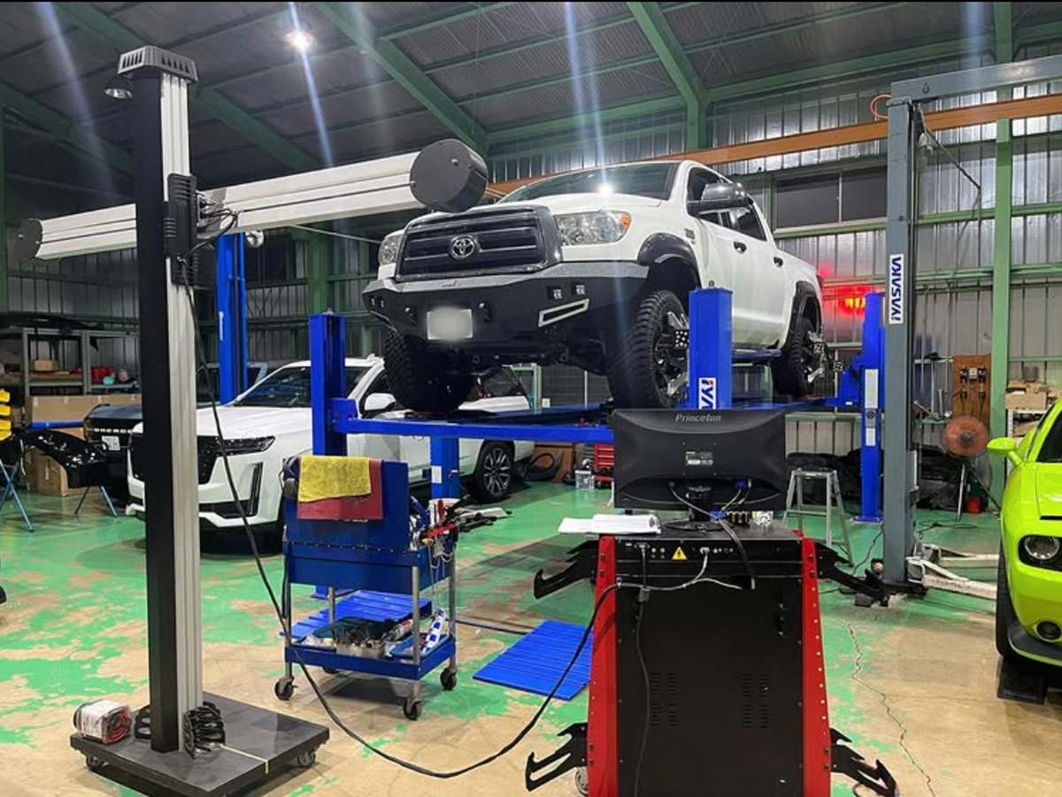 トヨタタンドラ 4輪アライメント調整作業