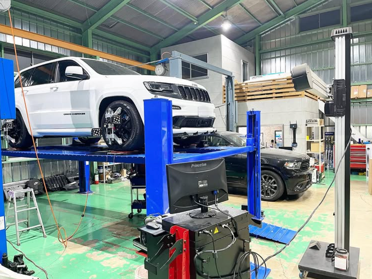 グランドチェロキーSRT8 4輪アライメント調整作業