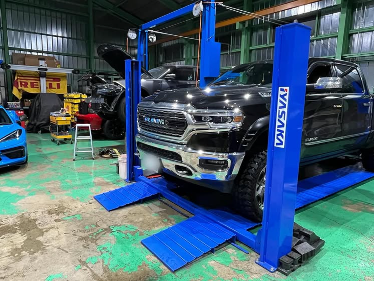 エアサスによるリフトアップ アメ車専門修理工場クワッドドライブ
