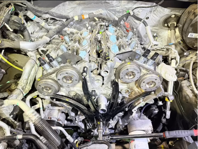 エコブーストエンジン修理作業