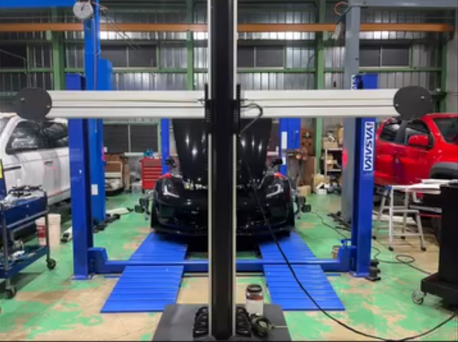 シボレーコルベット 4輪アライメント調整作業