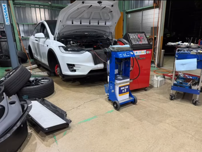 テスラモデルXのエアコン整備画像